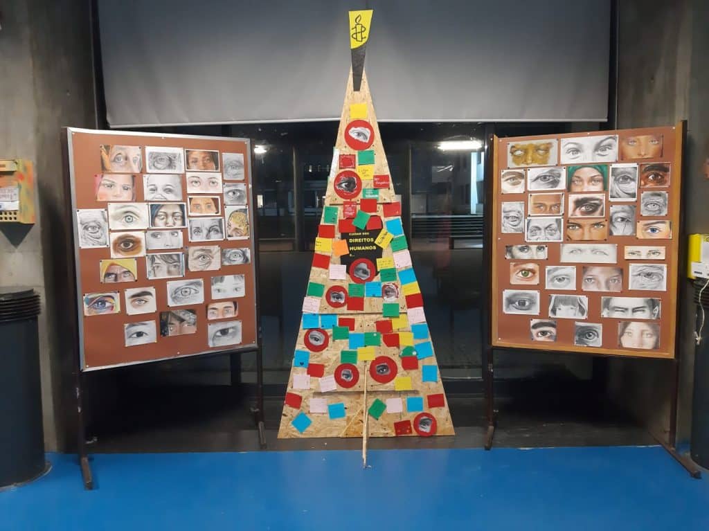 Painéis de iniciativa da ES Gabriel Pereira, de Évora, uma escola-amiga da AI. Foto: Direitos reservados