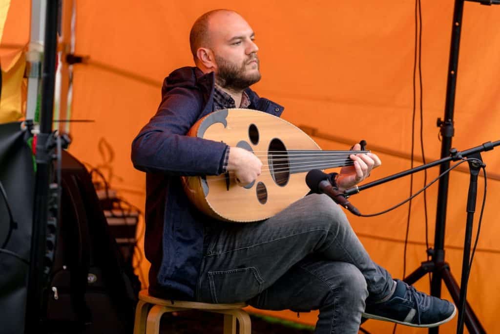 O músico sírio Ahmad Alhossari, que vive em Portugal, atuou no sábado, dia 15 de fevereiro. Foto © Paulo Tavares/Amnistia Internacional