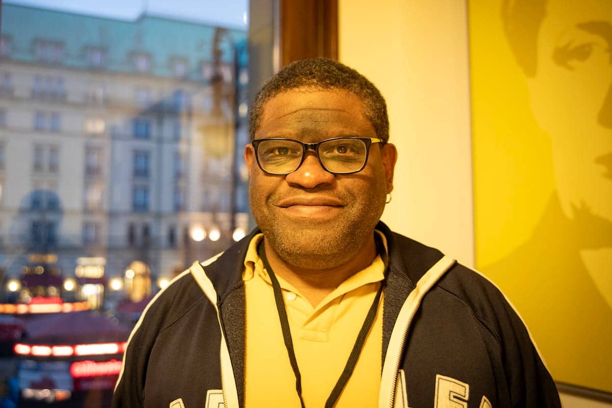 Sediado no Reino Unido, Gary Younge é um jornalista premiado, académico e autor de um podcast. Foto © Amnesty International