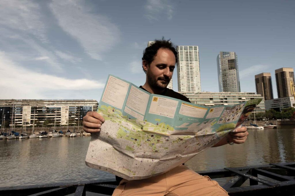 Eyad segura o primeiro mapa que teve em Buenos Aires, Argentina. Foto © Anita Pouchard Serra/Amnistia Internacional