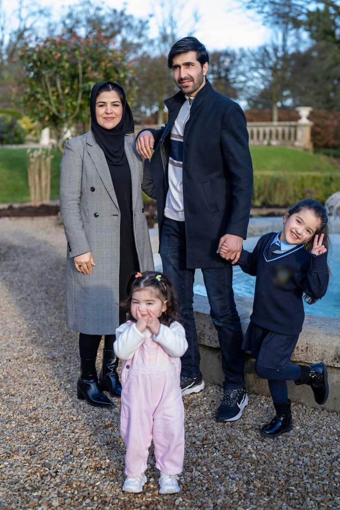 Fawad Borha e Fawzyah Sarwary, juntamente com as suas duas filhas, reinstalaram-se em Naas, na Irlanda, vindos do Afeganistão, com a ajuda de um grupo de apoio local. Foto © Amnesty International