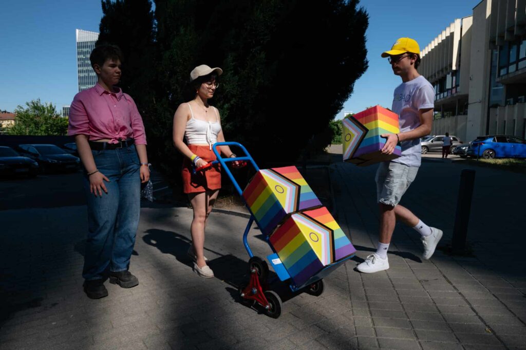 Entrega de mais de 120 mil assinaturas da petição Let Pride March em Budapeste, Hungria, por David Vig, diretor da AI-Hungria, e Eszter Mihály, especialista em direitos LGBTQI da Secção húngara. Foto © Nagy Szabolcs/Amnistia Internacional Hungria