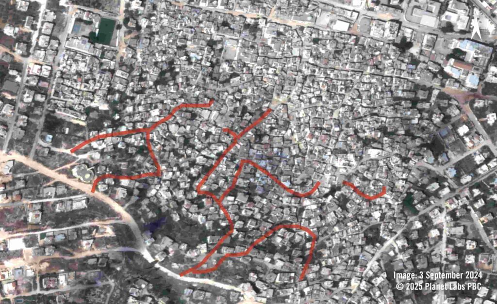 Imagem anterior: Imagem de satélite de 3 de setembro de 2024 mostrando o campo de refugiados de Jenin. As linhas vermelhas mostram as áreas antes da expansão da estrada e da destruição dos edifícios. Imagem posterior: Imagem de satélite de 13 de abril de 2025 mostra os caminhos que foram criados ou expandidos, com destruição aparente dos edifícios ao longo do caminho. Imagens: © 2025 Planet Labs PBC