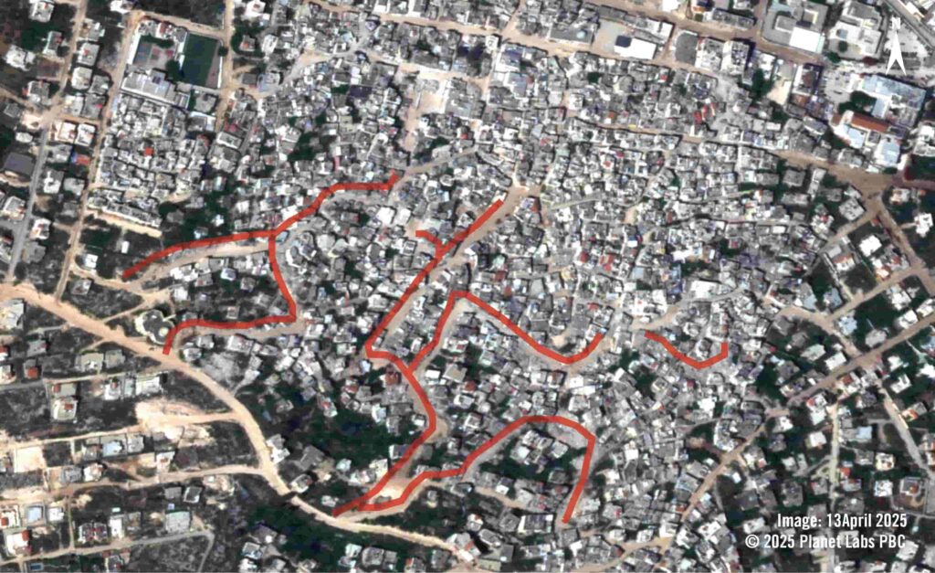 Imagem anterior: Imagem de satélite de 3 de setembro de 2024 mostrando o campo de refugiados de Jenin. As linhas vermelhas mostram as áreas antes da expansão da estrada e da destruição dos edifícios.Imagem posterior: Imagem de satélite de 13 de abril de 2025 mostra os caminhos que foram criados ou expandidos, com destruição aparente dos edifícios ao longo do caminho. Imagens: © 2025 Planet Labs PBC