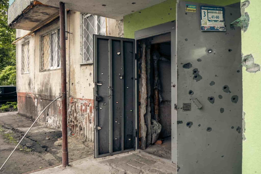 As consequências do ataque na Rua Metalurhiv: porta com marcas de projéteis. Foto © Yehor Kryvoruchko / Kordon Media