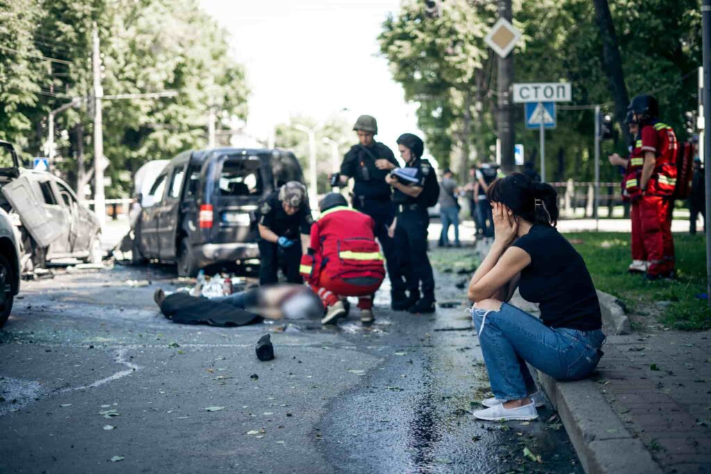 Vítimas civis de ataque na Avenida Shevchenko, Sumy, Ucrânia. Foto © Yehor Kryvoruchko / Kordon Media