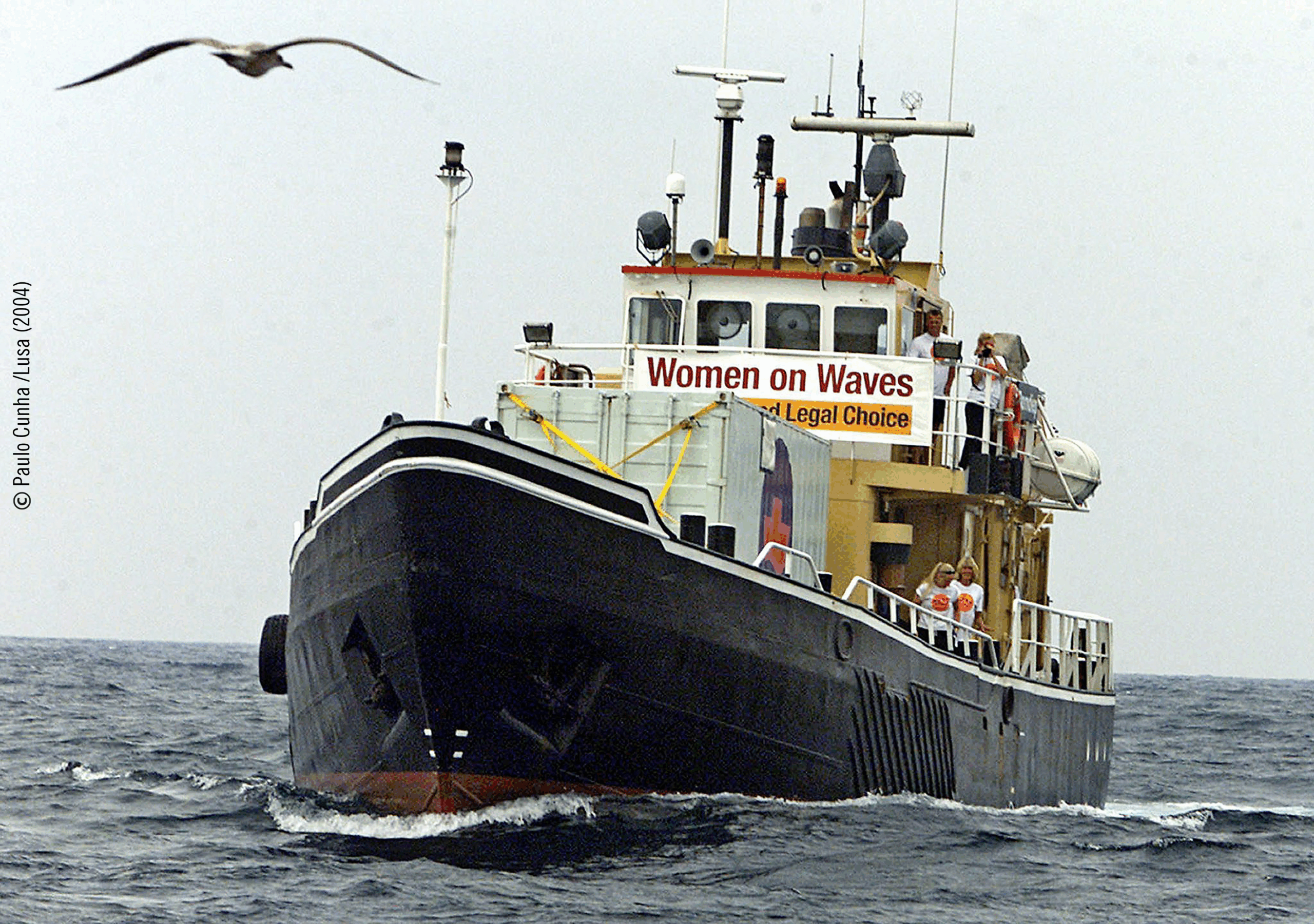 Fotrografia do barco Women on Waves,em alto mar. Fotografia de 2004, autoria Paulo Cunha/Lusa