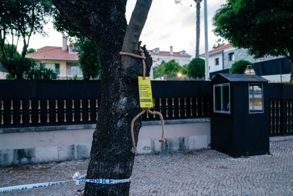 “A pena de morte é cruel, desumana e degradante”: ação da Amnistia Internacional – Portugal, em frente à Embaixada da Arábia Saudita, em Lisboa, em 2022. Foto © Amnistia Internacional.