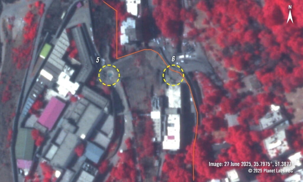 Teerão Irão. Imagens em falsa cor, perto do infravermelho, de 10 de abril de 2025 e 27 de junho de 2025, revelam a destruição em dois locais distintos onde provavelmente caíram munições na parte norte da prisão de Evin (indicados com círculos amarelos): as paredes de segurança interna e a estrada em frente às secções 240 e 241 e o portão de entrada norte em frente ao edifício de visitas e ao complexo judicial Shaheed Kachouyee.