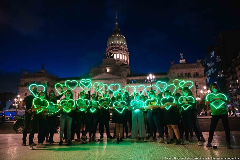 Ação da Amnistia Internacional - Argentina em frente ao Palácio do Congresso Nacional Argentino, em Buenos Aires, marcando o primeiro aniversário da legalização do aborto no país, em 30 de dezembro de 2021. Foto © Tomas Ramirez Labrousse / Amnistía Internacional - Argentina
