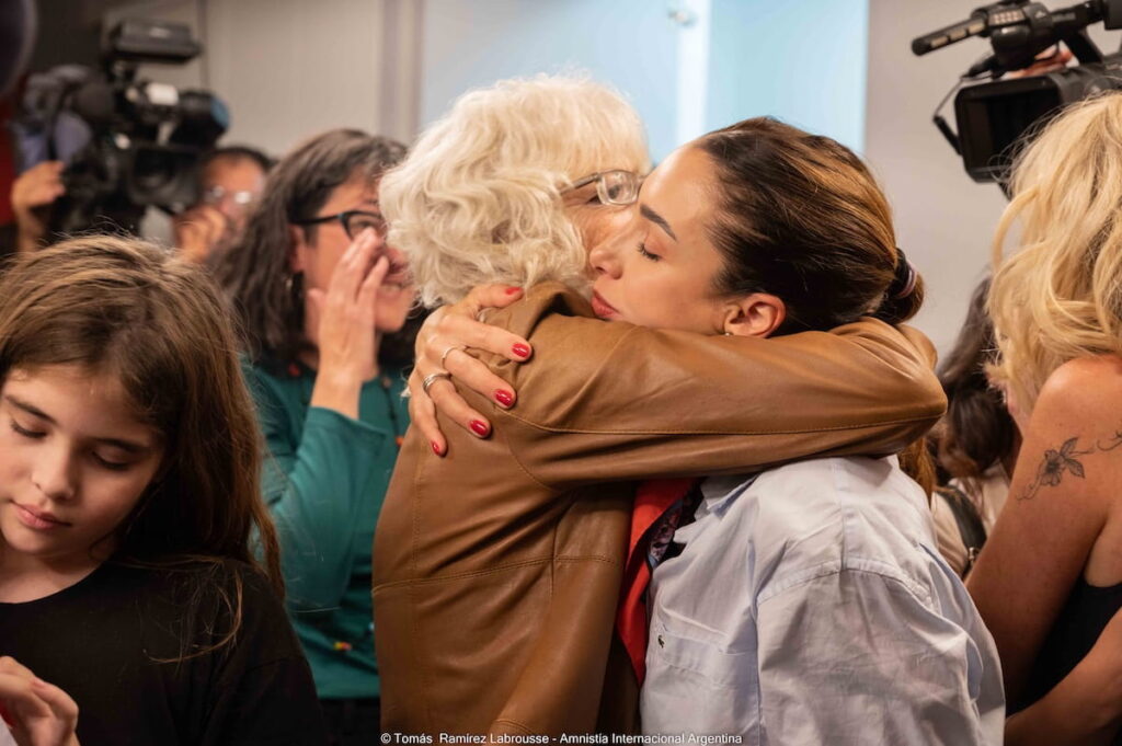 Numa decisão histórica, o ator brasileiro Juan Darthés foi considerado culpado pela violação da atriz argentina Thelma Fardin. A Amnistia prestou apoio jurídico e psicossocial a Thelma. Foto © Amnistia Internacional - Argentina