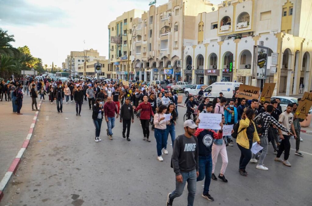 Em frente à sede do governo provincial, tunisinos protestam na segunda maior cidade da Tunísia, Sfax, contra uma nova crise de lixo que acumulou resíduos domésticos nas ruas e poluiu o ar, a 17 de novembro de 2022. Foto de Hasan Mrad/DeFodi Images via Getty Images