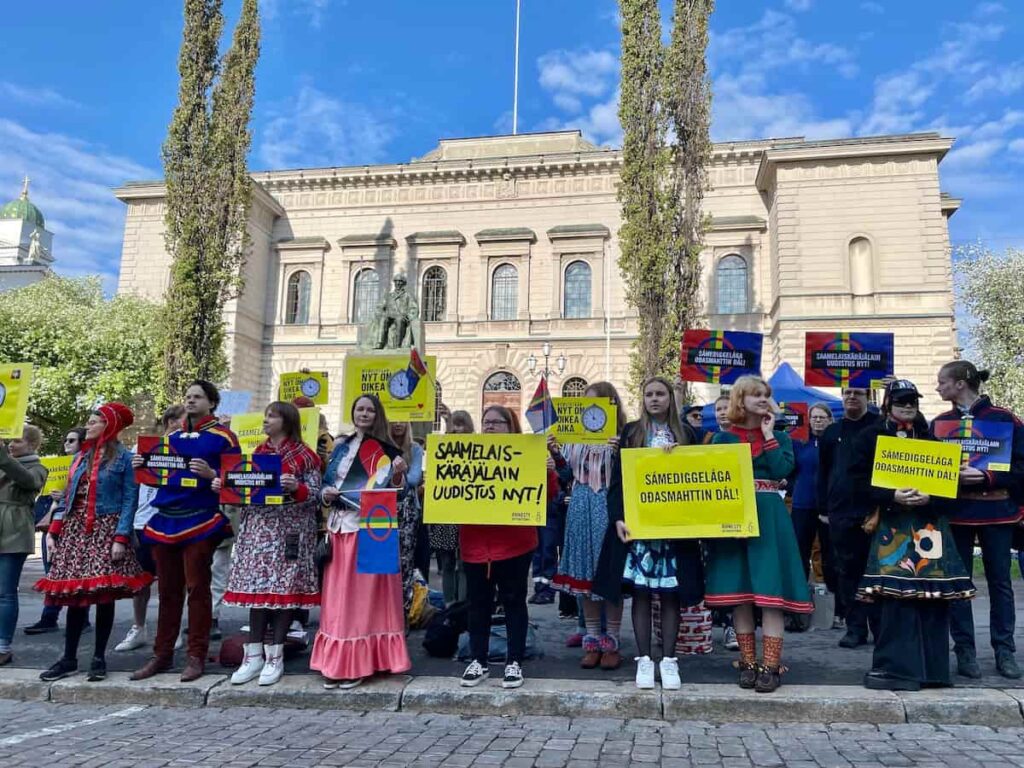 Na sequência de apelos da Amnistia Internacional e de outras organizações, a revisão da Lei do Parlamento da Lapónia foi agora aprovada pelo parlamento finlandês. Foto © Kukka Ranta