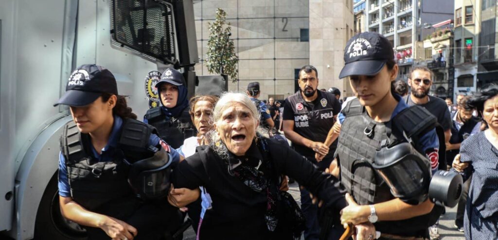 Desde maio de 1995, as Mães de Sábado realizam protestos pacíficos semanais exigindo justiça para os familiares desaparecidos à força nas décadas de 1980 e 1990. Foto © Amnistia Internacional Turquia