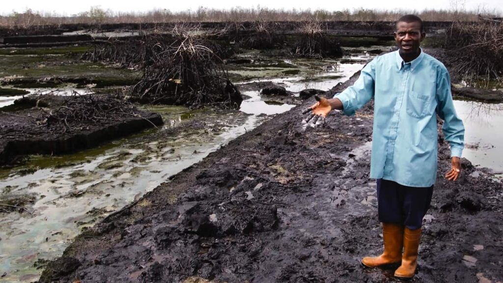 A 28 de agosto de 2008, uma falha no oleoduto Trans-Níger resultou num catastrófico derrame de petróleo no rio Bodo, em Ogoniland, Nigéria. Foto © Amnistia International.