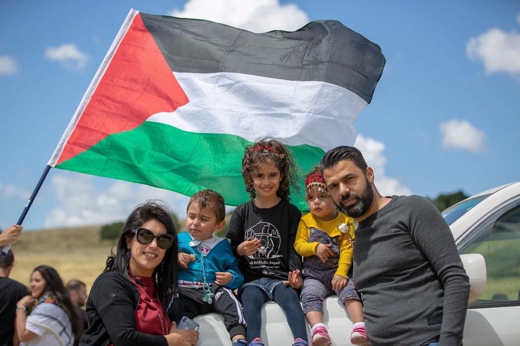 Ahmad Khalefa, cidadão palestiniano de Israel, é advogado, defensor dos direitos humanos, organizador comunitário e membro recém-eleito do conselho municipal. É retratado aqui com a sua família. (Foto © Privada)