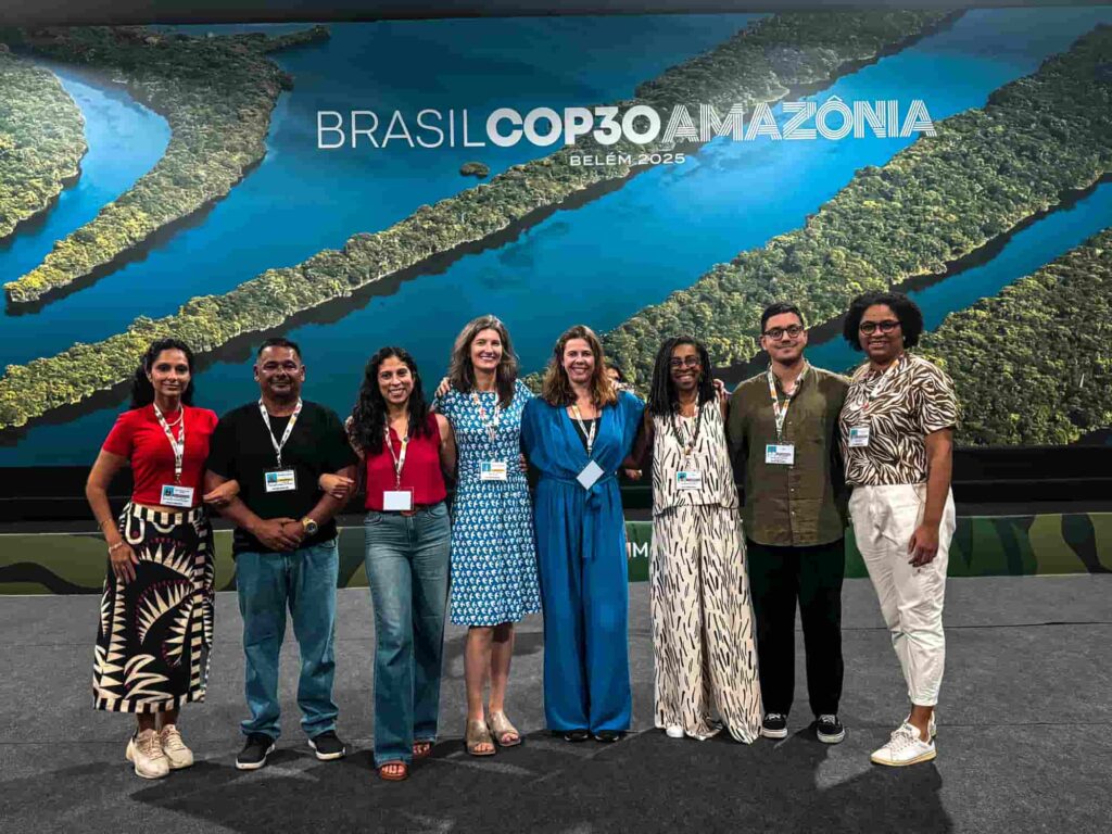 Delegados da Amnistia Internacional na COP30 em Belém, Brasil, a 12 de novembro de 2025. A Amnistia lançou o relatório Extração Extinção: Por que o ciclo de vida dos combustíveis fósseis ameaça a vida, a natureza e os direitos humanos na Conferência das Nações Unidas sobre o Clima. (Foto © Amnistia Internacional)