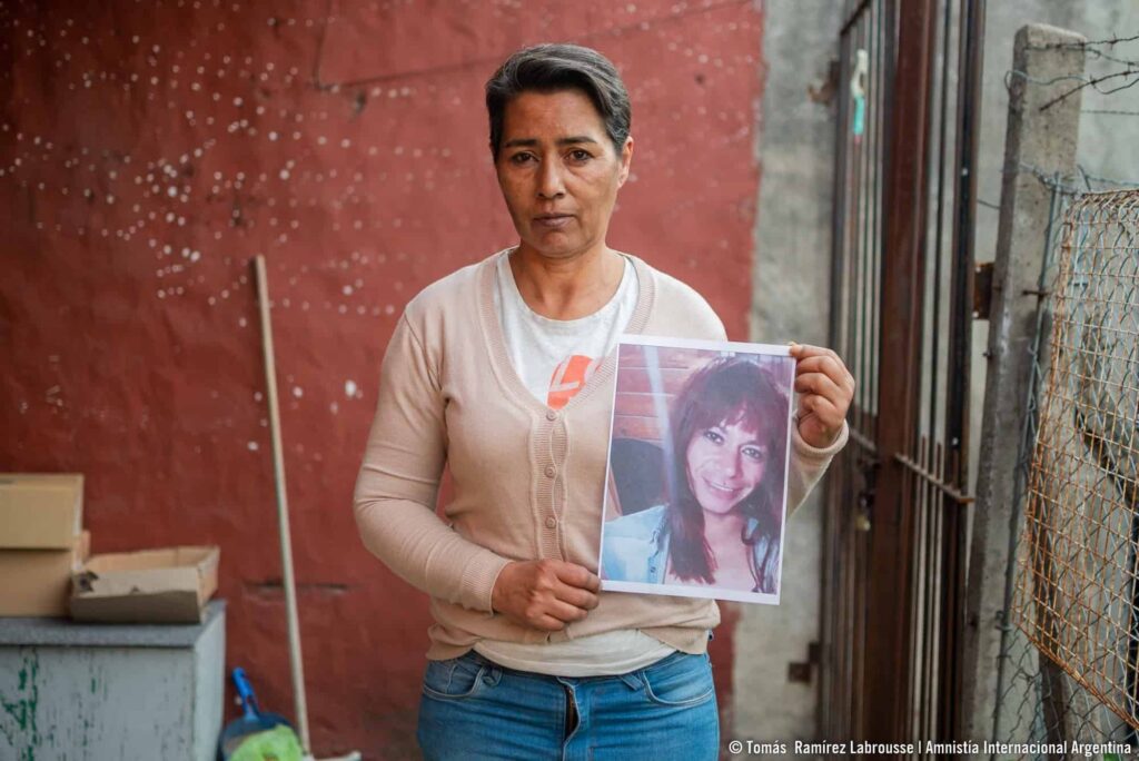 Foram feitos progressos na luta pela justiça para Sofía Fernández, uma mulher trans de 39 anos que morreu sob custódia policial em abril de 2023. A Amnistia Internacional tem apoiado a família de Sofía, incluindo a sua irmã Mabel (na foto acima), há mais de dois anos, fornecendo assistência financeira para relatórios de especialistas e representação legal. (Foto © Tomas Ramirez Labrousse / Amnistia Internacional Argentina)