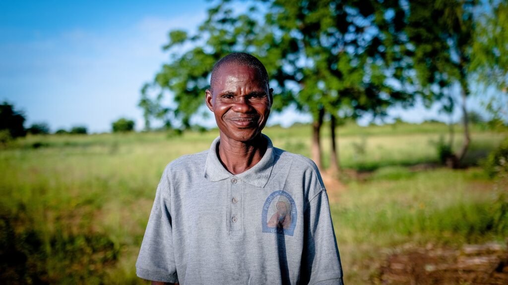 Médard Ouédraogo, 50 anos, agricultor, é membro de um comité de alerta criado pela Amnistia Internacional e de uma associação parceira na província de Passoré. A Amnistia Internacional, como membro líder da Coligação Nacional Contra o Casamento Infantil, propôs alterações ao projeto de lei sobre o código da família e das pessoas para aumentar a idade legal para o casamento para 18 anos, tanto para rapazes como para raparigas, e pressionou para que o projeto de lei fosse aprovado. (Foto © Amnistia Internacional)