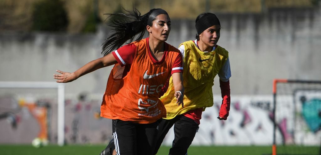 Jogadoras da seleção nacional feminina de futebol do Afeganistão participam numa sessão de treino em Odivelas, nos arredores de Lisboa. (Foto © Patricia de Melo Moreira /AFP via Getty Images)