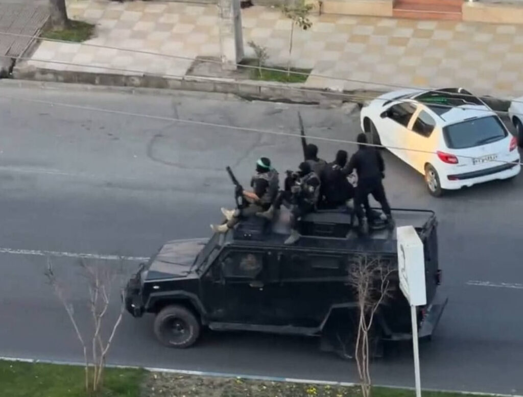 Forças de segurança armadas em veículos pretos percorrem as ruas de Tonekabon (Shahsavar), província de Mazandaran, Irão, a 15 de janeiro de 2026. (Foto © Privada)